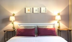 コンスタンツにあるSeesterne Comfortのベッドルーム1室(ランプ2つ、赤い枕付きのベッド1台付)