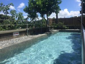 een zwembad met blauw water in een tuin bij Hou Shan Ren Jia B&B Hall A in Yung-an-ts'un