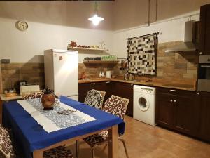 een keuken met een tafel, een koelkast en een wasmachine bij Chalet de Montaña Parque Natural Calar Río Mundo - Independiente - Wifi in Riópar