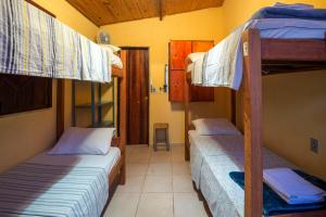 een kamer met 2 stapelbedden in een huis bij Pousada Casa de Nomades in Vale do Capao