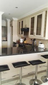 Una cocina o cocineta en 27 & 28 Neptune Terrace