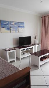 Una televisión o centro de entretenimiento en 27 & 28 Neptune Terrace 9 fotos más