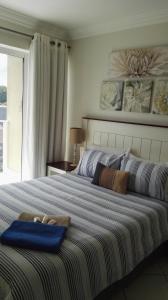 Una cama o camas en una habitación de 27 & 28 Neptune Terrace