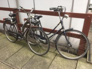 Deux vélos sont garés l'un à côté de l'autre. dans l'établissement Houseboat Studio Sooki, à Amsterdam