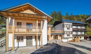 ein Haus mit Sonnenkollektoren auf dem Dach in der Unterkunft Haus Schluder - Familie Stanitzer in Weissensee