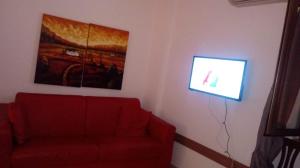 Televízia a/alebo spoločenská miestnosť v ubytovaní Casamassimi apartment