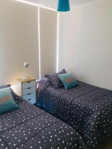 Una cama o camas en una habitación de Lomas de Papudo 3, Bosque y Playa