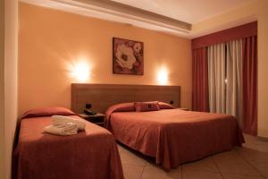 Ένα ή περισσότερα κρεβάτια σε δωμάτιο στο Manhattan Village Hotel +49 φωτογραφίες