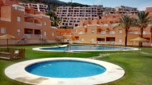 una gran piscina frente a algunos edificios en Sunny Apartment, en Mojácar