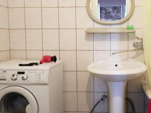 スタールイ・オスコルにあるТрехкомнатная квартираのバスルーム(洗濯機、シンク付)