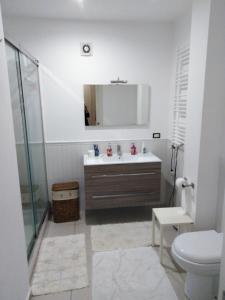 bagno con lavandino, specchio e servizi igienici di Villa Maria a Isola delle Femmine