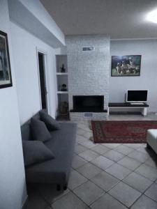 uma sala de estar com um sofá e uma lareira em Villa Maria em Isola delle Femmine