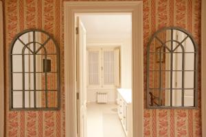korytarz z dwoma lustrami na ścianach w obiekcie Suites de Franchy w mieście La Orotava