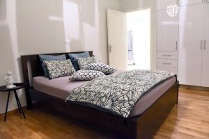 - une chambre avec un grand lit et des oreillers dans l'établissement Kleopatra Apartment in Acropolis, à Athènes