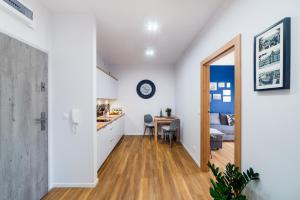 Kuchyňa alebo kuchynka v ubytovaní Apartament Olsztyński - Lake Apartments, osiedle Calamo Park - Olsztyn + 22 fotografií