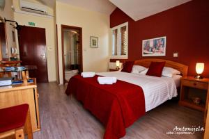 Postel nebo postele na pokoji v ubytování Apartment & Rooms Antonijela
