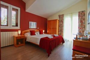Postel nebo postele na pokoji v ubytování Apartment & Rooms Antonijela
