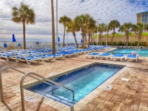 Swimmingpoolen hos eller tæt på Magnificent Views from this 1BR 1BA 11th floor Ocean Front Suite!