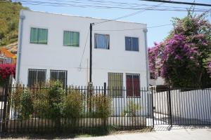 una casa bianca con una recinzione di fronte di Hostal Limonares a Viña del Mar