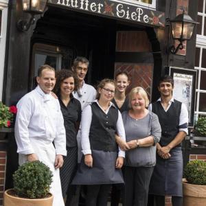 un gruppo di persone che si trovano di fronte a un ristorante di Mutter Siepe a Lüdinghausen