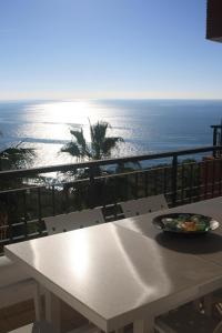 un tavolo su un balcone con vista sull'oceano di Apartment Casaluthel Calaceite a Torrox Costa