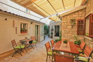 Patio nebo venkovní prostory v ubytování Apartment & Rooms Antonijela