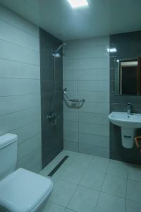 y baño con ducha, aseo y lavamanos. en Studio on Papazyan 12 en Ereván
