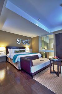 Tempat tidur dalam kamar di Soll Marina Hotel & Conference Center Bangka