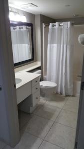 bagno con lavandino, servizi igienici e specchio di 1906 OO a Myrtle Beach