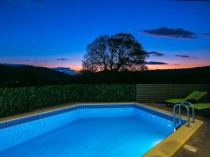 Peldbaseins naktsmītnē Villa Croatia Sea View with heated pool vai tās tuvumā