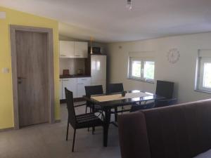 Kuchyňa alebo kuchynka v ubytovaní Apartman Bunarić