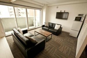 uma sala de estar com dois sofás e uma mesa em Place 11 Building / Vacation STAY 2139 em Sapporo