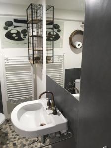 ルーアンにあるappartement terrasseLouhans centreのバスルーム(白い洗面台、トイレ付)