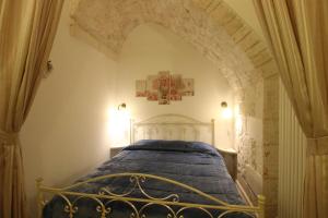 a bedroom with a bed with an archway at Appartamento Bellini in Martina Franca