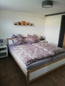 ターレにあるFeWo Königsteinのベッドルーム1室(ピンクのシーツと枕のベッド1台付)