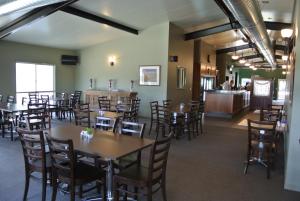un comedor con mesas y sillas y un bar en Dooley's Tavern & Motel Springsure en Springsure