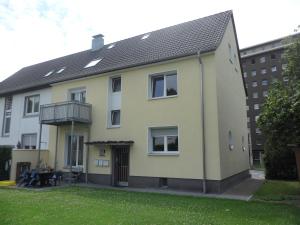 a house with a balcony and a yard at LORENZ Apartment 2 in Hattingen