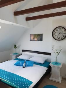 a bedroom with a bed and a clock on the wall at LORENZ Apartment 2 in Hattingen