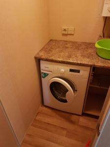 - un lave-linge et un sèche-linge dans une petite cuisine dans l'établissement Mobil Home Soulac, à Soulac-sur-Mer