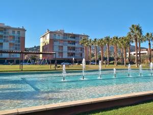 サン・アントニオ・デ・カランジャにあるMarina Park, House Fragataのヤシの木や建物が茂る公園の噴水