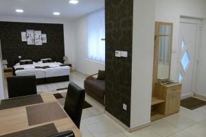 A seating area at Wolf House Apartman