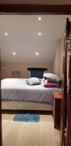 Un pat sau paturi într-o cameră la Flamingo Cottage no 12