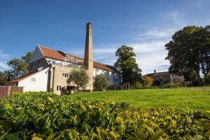 Tuddenham Mill Luxury Hotel外面的花园