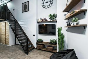 オデッサにあるДворівнева квартира Одеса для 4 гостей 32г-2のリビングルーム(階段、時計付)