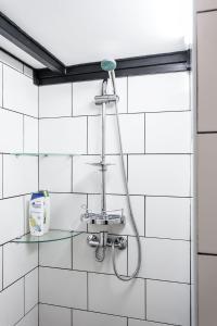 オデッサにあるДворівнева квартира Одеса для 4 гостей 32г-2の白いタイル張りのバスルーム(シャワー付)