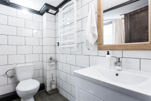 オデッサにあるДворівнева квартира Одеса для 4 гостей 32г-2のトイレと洗面台を備えた白いバスルーム +25枚の写真