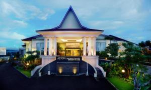 un edificio con un reloj en la parte delantera en Aston Tanjung Pinang Hotel & Conference Center, en Tanjung Pinang