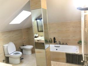 een badkamer met een toilet, een wastafel en een bad bij Alojamiento MARTEL in Majadahonda
