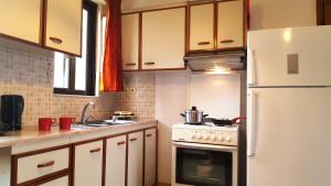 Kuchyň nebo kuchyňský kout v ubytování Horizon apartment Athens near to Acropolis, sea & subway