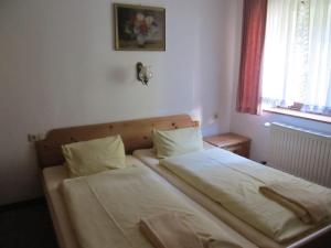 Łóżko lub łóżka w pokoju w obiekcie Apartment Waldhaus Opitz
